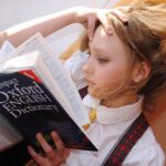 辞書を読む少女