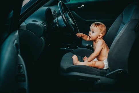 車の座席に座る赤ちゃん